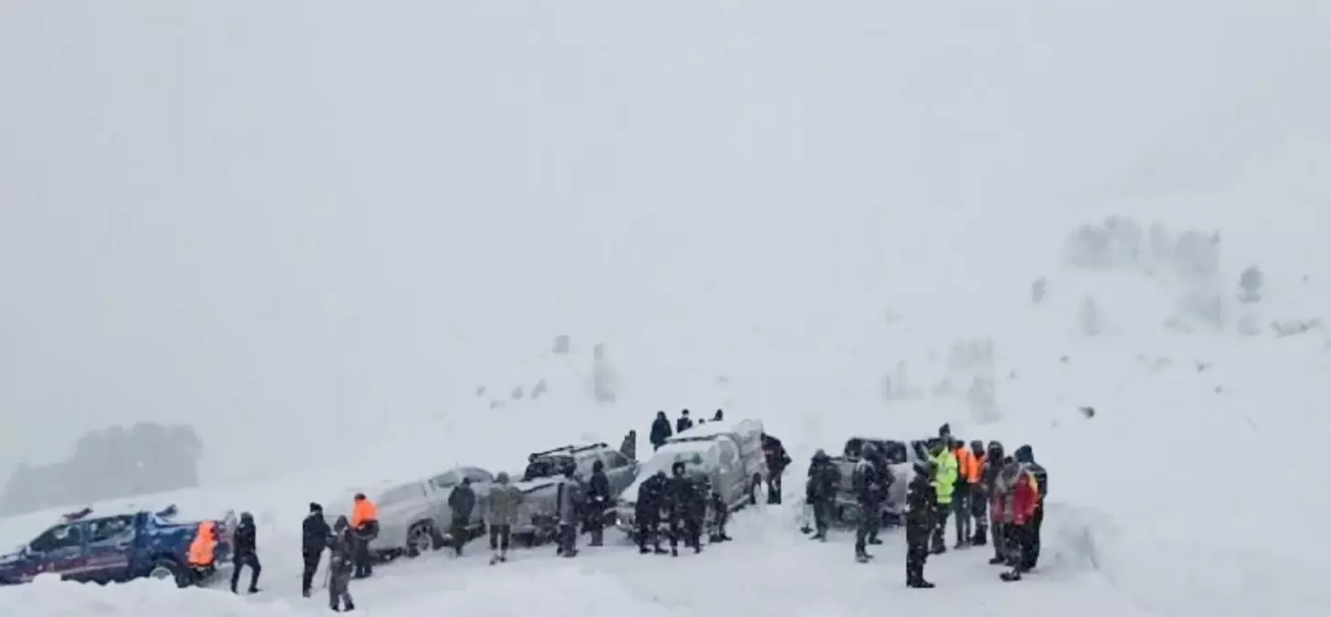 Artvin'de çığ düştü; kar altında kalan 3 çobandan 1'i öldü, 2'si aranıyor