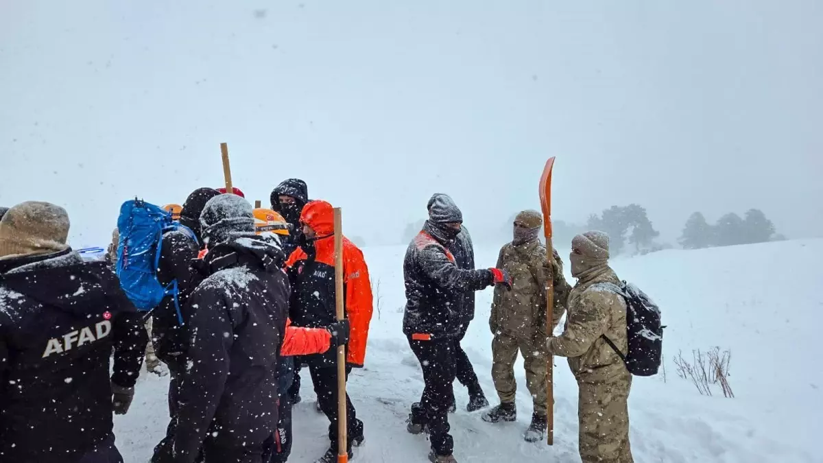 Artvin'de çığ düştü; kar altında kalan 3 çobandan 1'i öldü, 2'si aranıyor