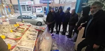 Atlantik Okyanusu'nda tutulan 287 kilogramlık orkinos vatandaşların ilgi odağı oldu