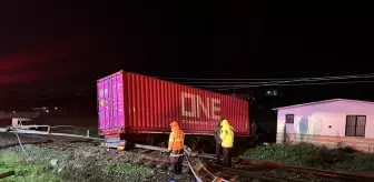 Aydın'da kontrolden çıkıp tren yoluna giren tırın sürücüsü öldü