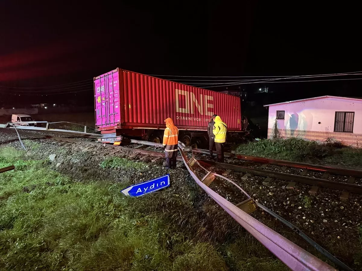 Aydın'da kontrolden çıkıp tren yoluna giren tırın sürücüsü öldü