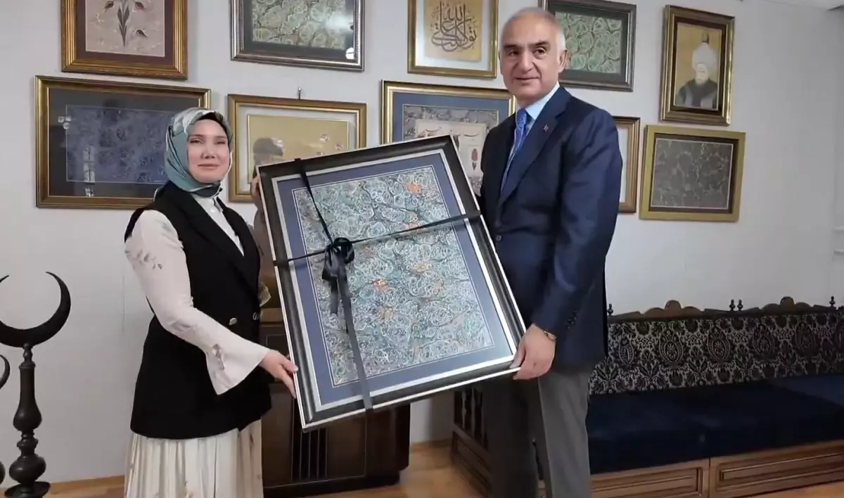 Bakan Ersoy, ebru sanatçısı Orak ile görüştü