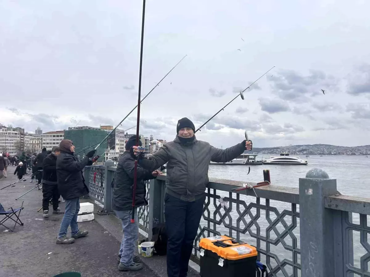 Balığın kulağına kar suyu kaçtı, olta balıkçıları yılın son günü Galata Köprüsü'nde "rastgele" dedi