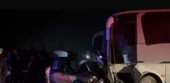 Balıkesir'de işçi servisi ile otomobil çarpıştı: 1 ölü, 13 yaralı