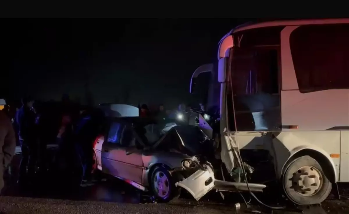 Balıkesir'de işçi servisi ile otomobil çarpıştı: 1 ölü, 13 yaralı