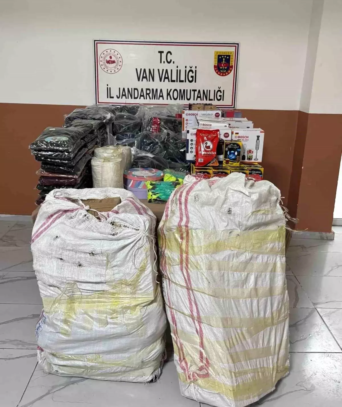 Başkale'de gümrük kaçağı malzeme ele geçirildi