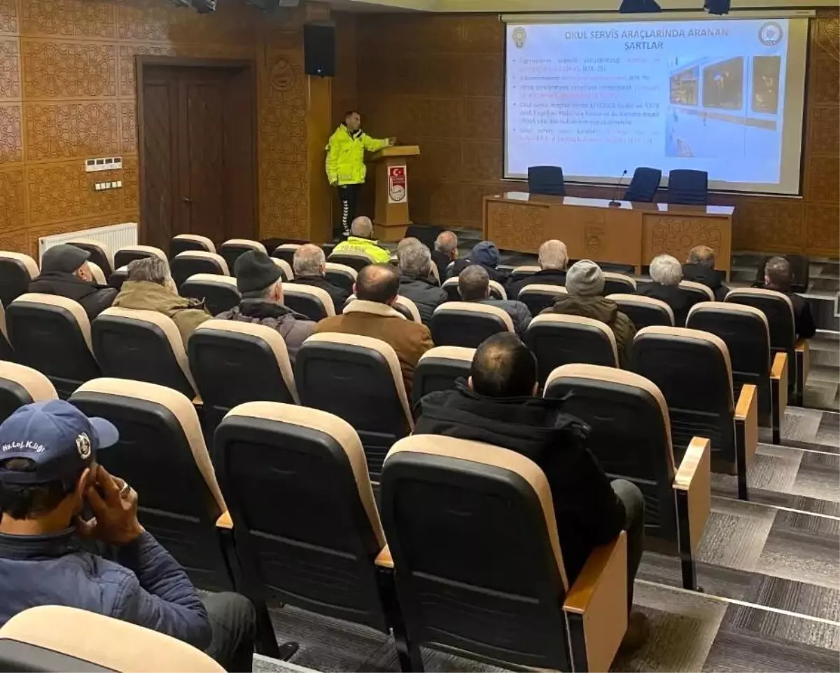 Bayburt'ta okul servis sürücülerine trafik eğitimi verildi