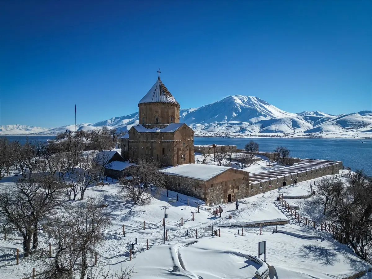Beyaza bürünen Akdamar Adası ziyaretçilerini ağırlıyor
