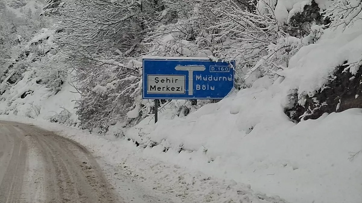 Beypazarı ilçesindeki yollarda karla mücadele çalışmaları sürüyor