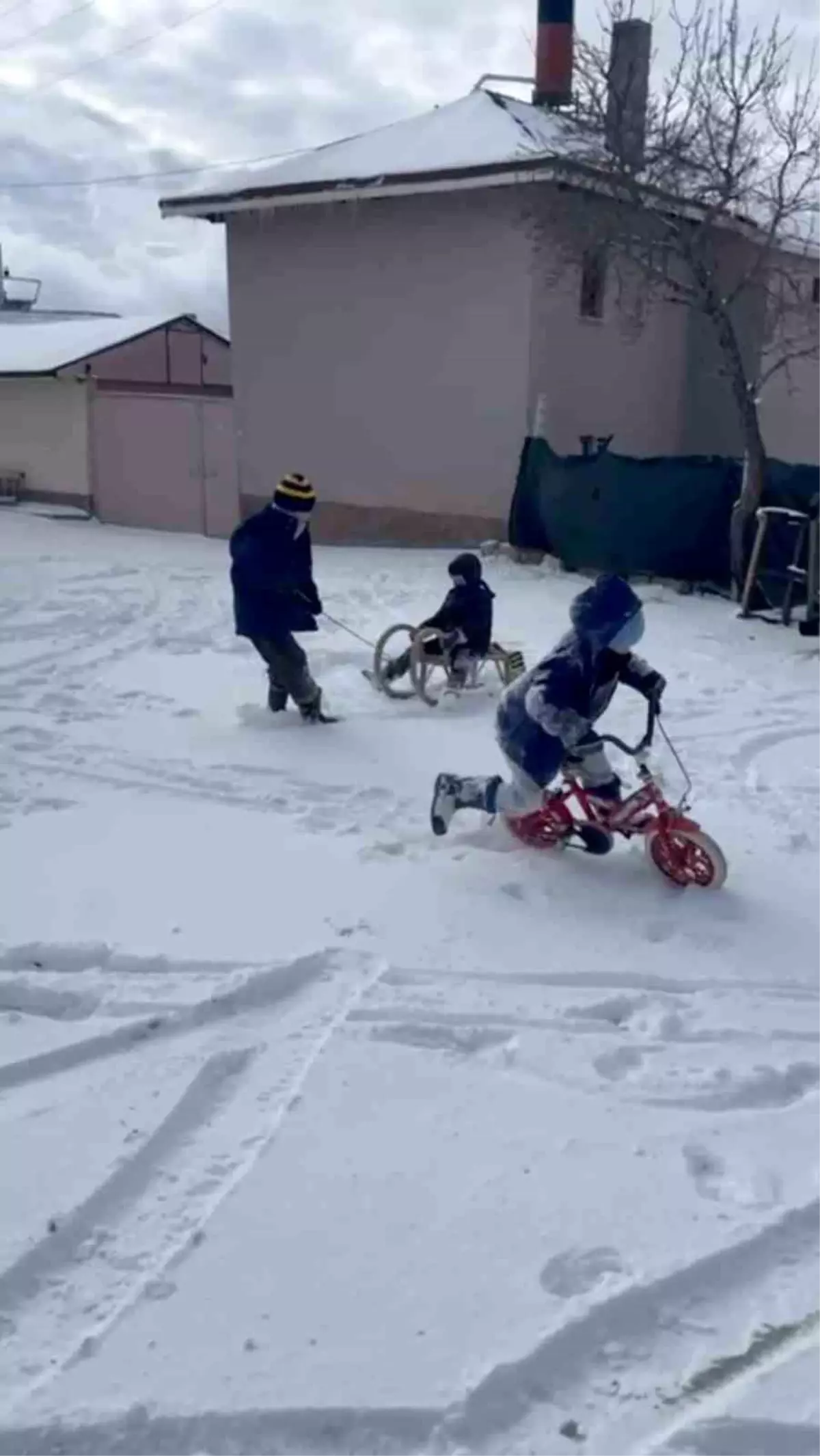 Bin 430 rakımlı köyde kar tatili yapan çocukların kızak keyfi