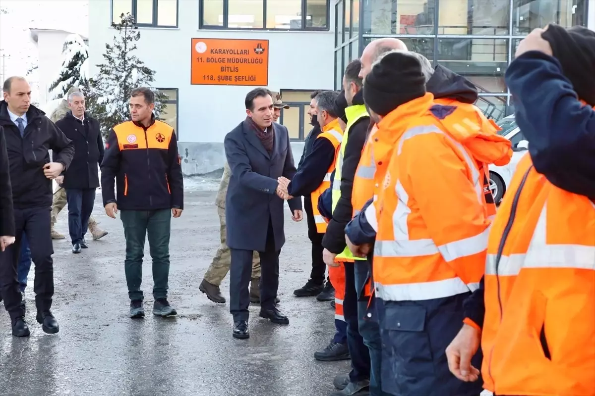 Bitlis Valisi Karakaya, karla mücadele ekiplerini ziyaret etti