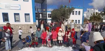 Bodrum'da çocuklara okul bahçesinde suni kar sürprizi