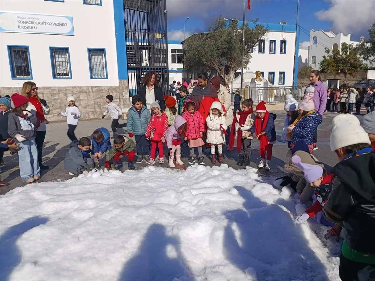 Bodrum'da çocuklara okul bahçesinde suni kar sürprizi
