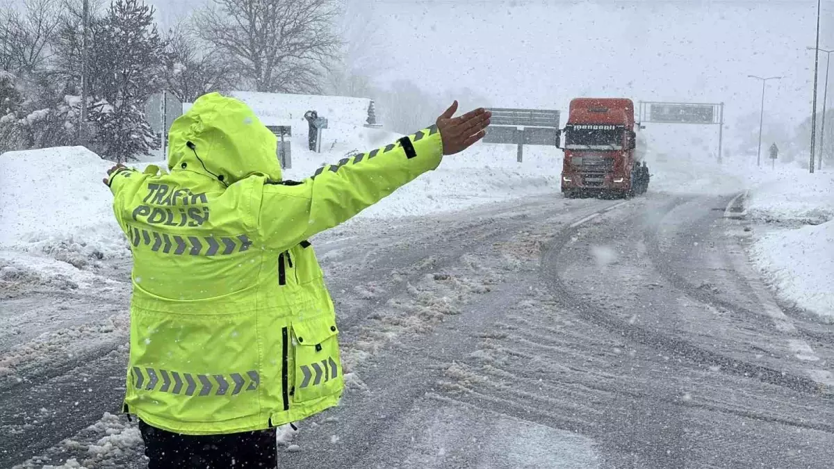 Bolu Dağı'nda D-100 kara yolunun İstanbul yönü ağır tonajlı araç trafiğine kapatıldı