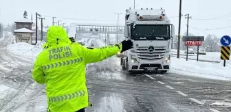 Bolu Dağı'nda kar yağışı nedeniyle ağır tonajlı araçların geçişine izin verilmiyor