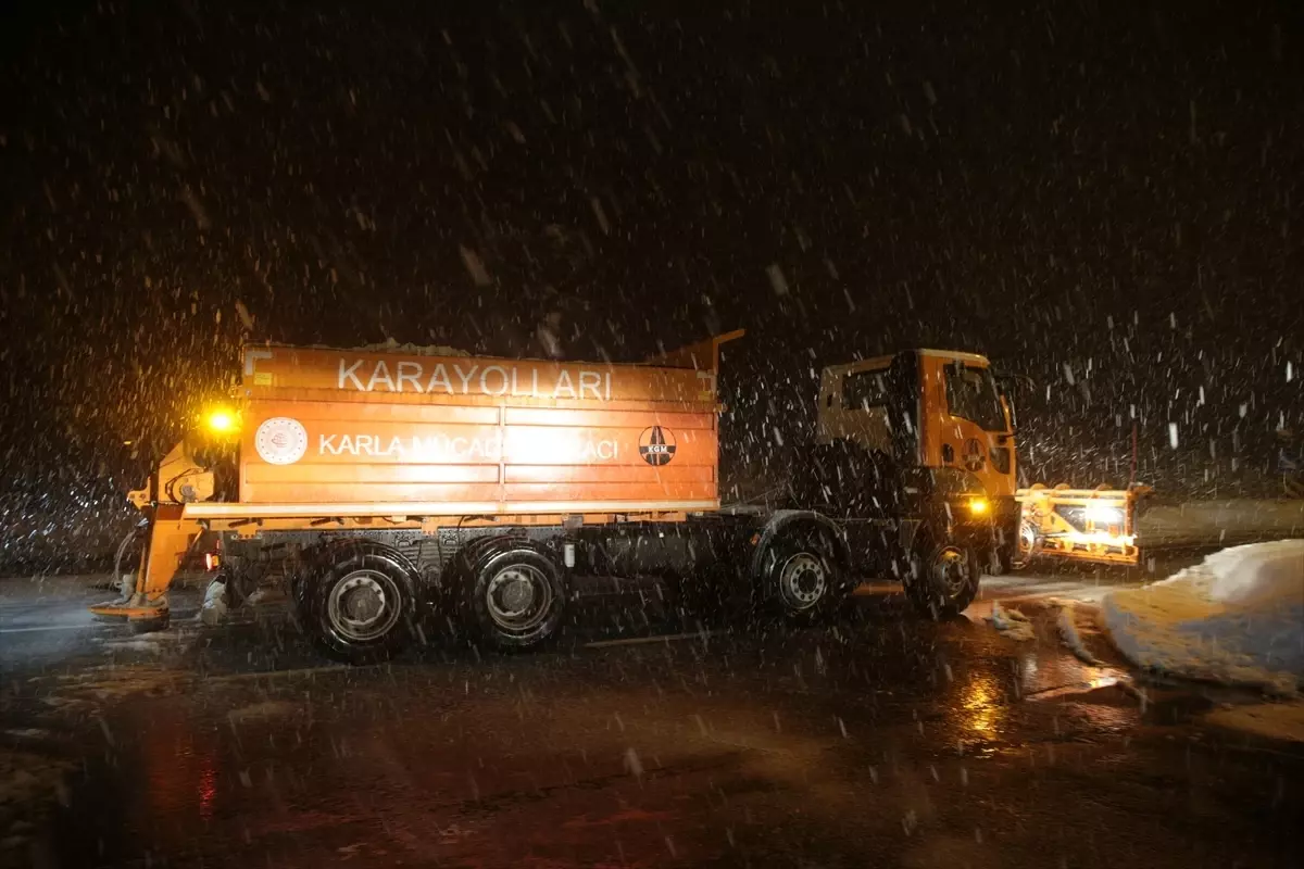 Bolu Dağı'nda yoğun kar yağışı etkili oluyor