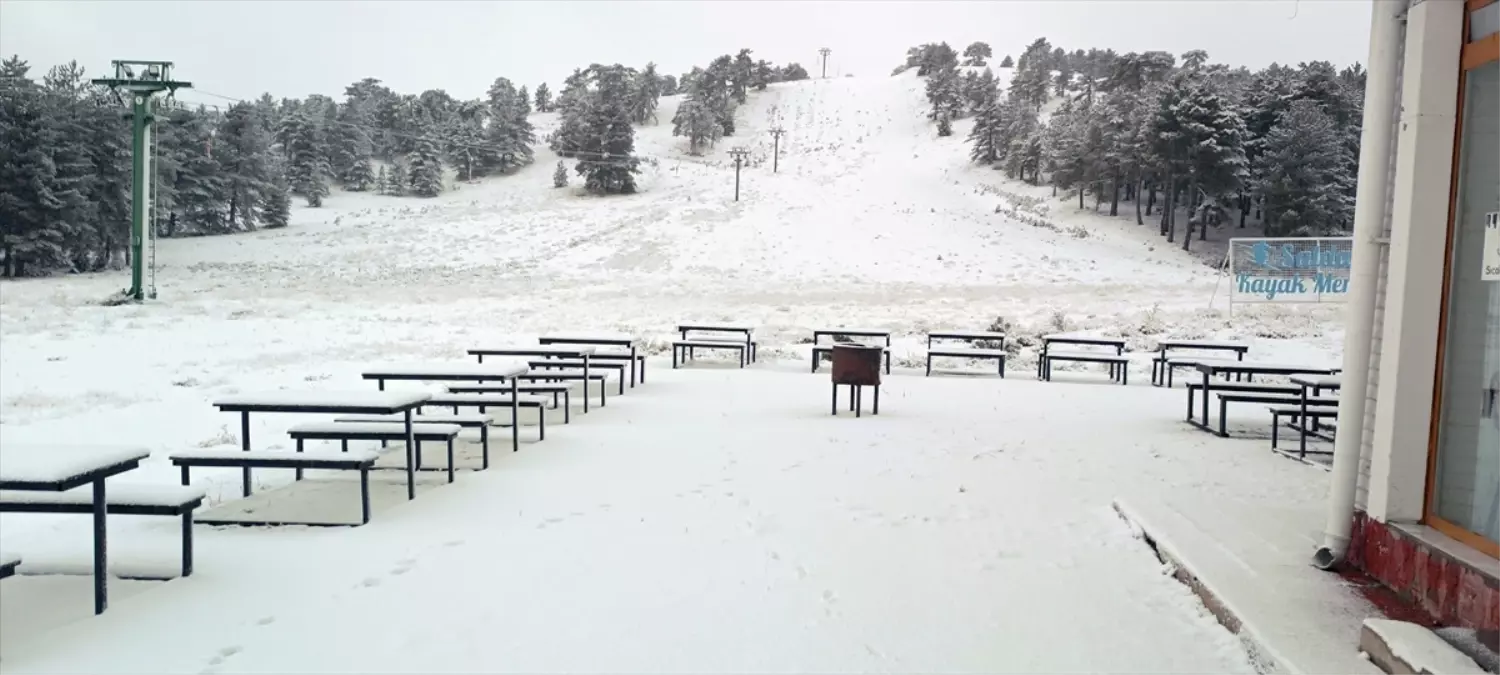 Burdur'daki Salda Kayak Merkezi'ne ilk kar yağdı