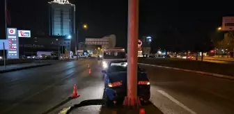 Çorum'da yön levhasının direğine çarpan otomobilin sürücüsü yaralandı