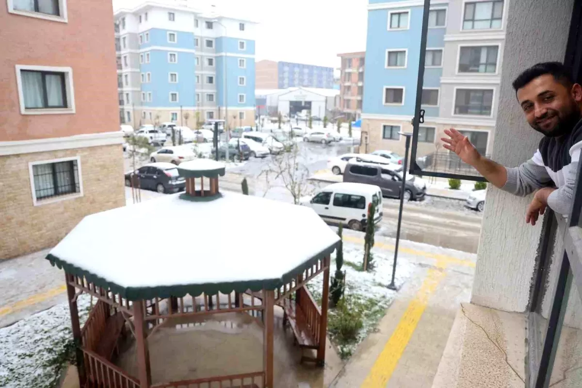 Depremde onlarca insana mezar olan 600 konutlarda yeni yuvalarına kavuşan vatandaşlar, 2026'yı sıcak yuval...