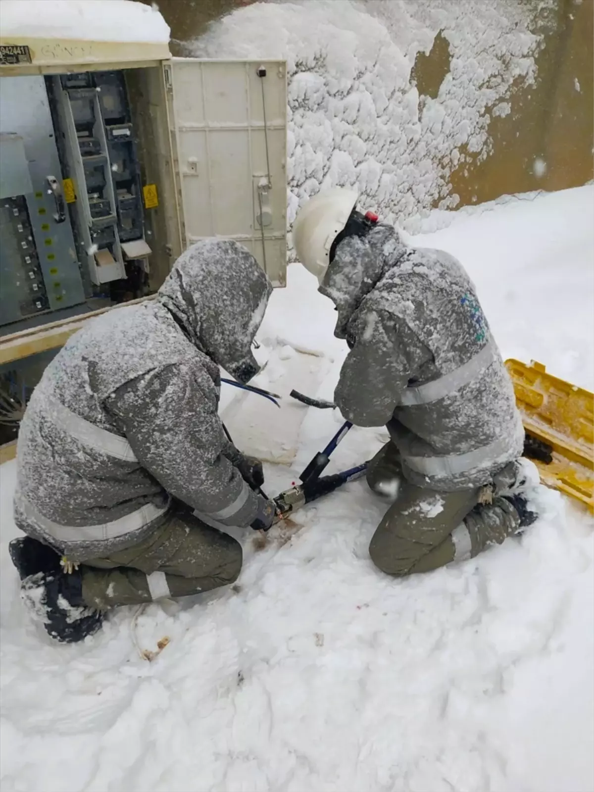 Dicle Elektrik'ten 6 ilde kar mesaisi