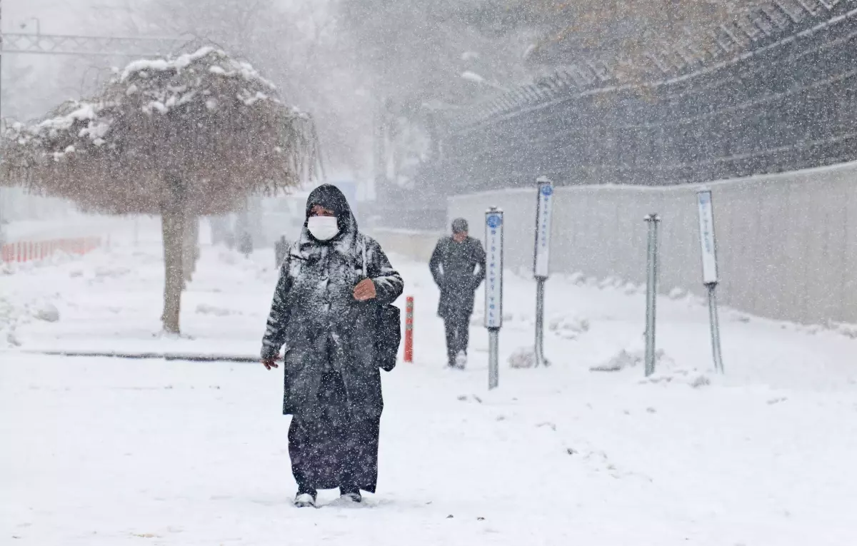 Diyarbakır'da Kar Yağışı: Bazı Araçlar Yollarda Kaldı