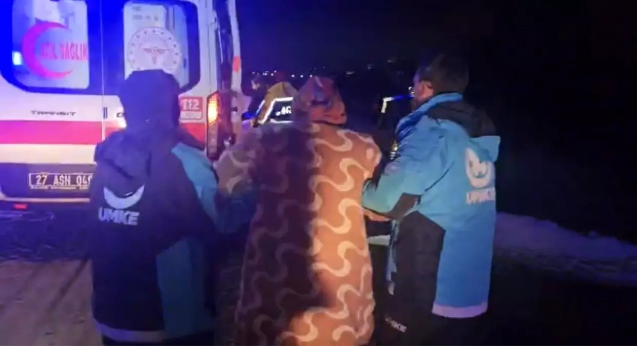 Doğum sancısı başlayan kadının imdadına karlı yolları aşan UMKE ekipleri yetişti