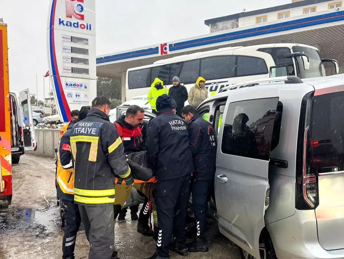 Duvara çarpan hafif ticari aracın sürücüsü yaralandı