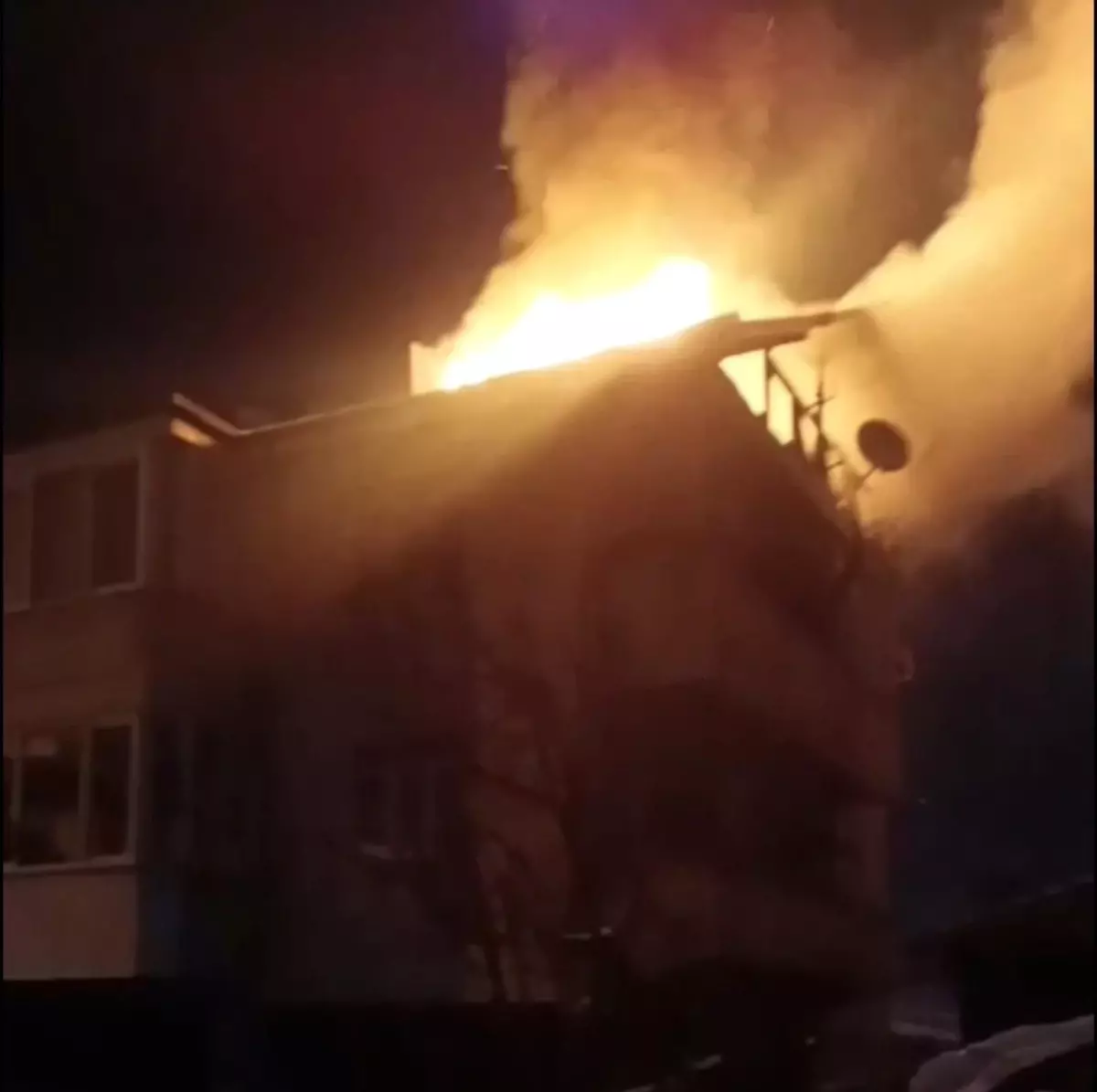 Düzce'de 3 katlı binanın çatısı alev alev yandı