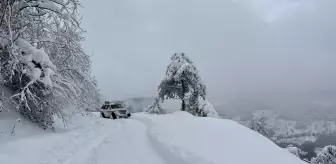 Düzce'de köyde rahatsızlanan yaşlı hastaya, yoğun kar nedeniyle paletli ambulansla ulaşıldı