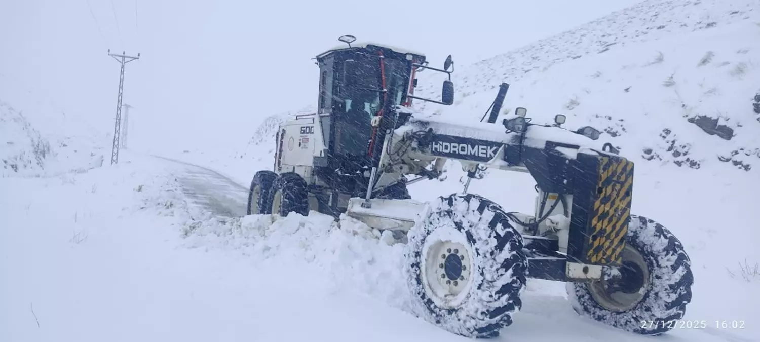 Elazığ'da 311 köy yolu, kardan ulaşıma kapandı