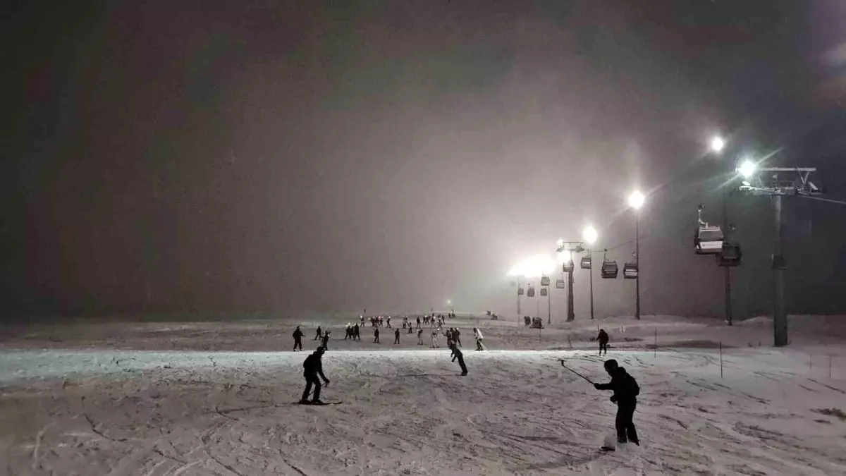 Erciyes'te meşaleli kayak