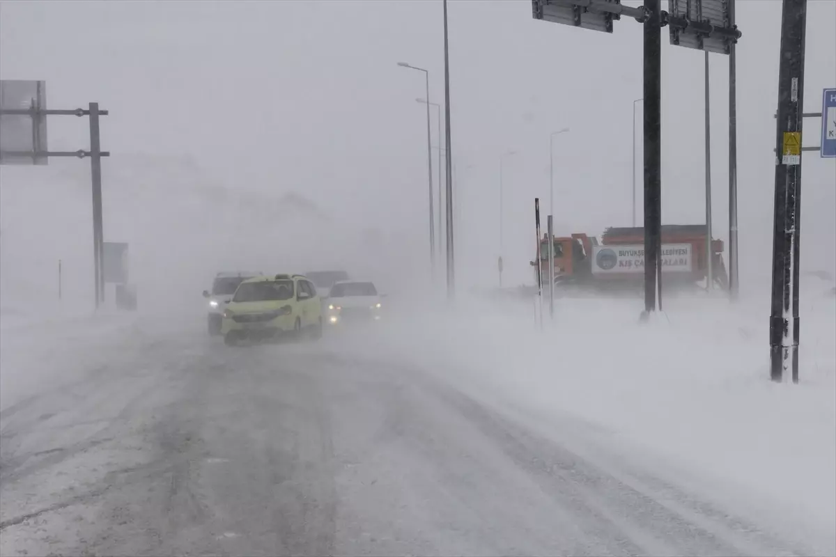 Erciyes'te yoğun kar ve tipi etkili oluyor