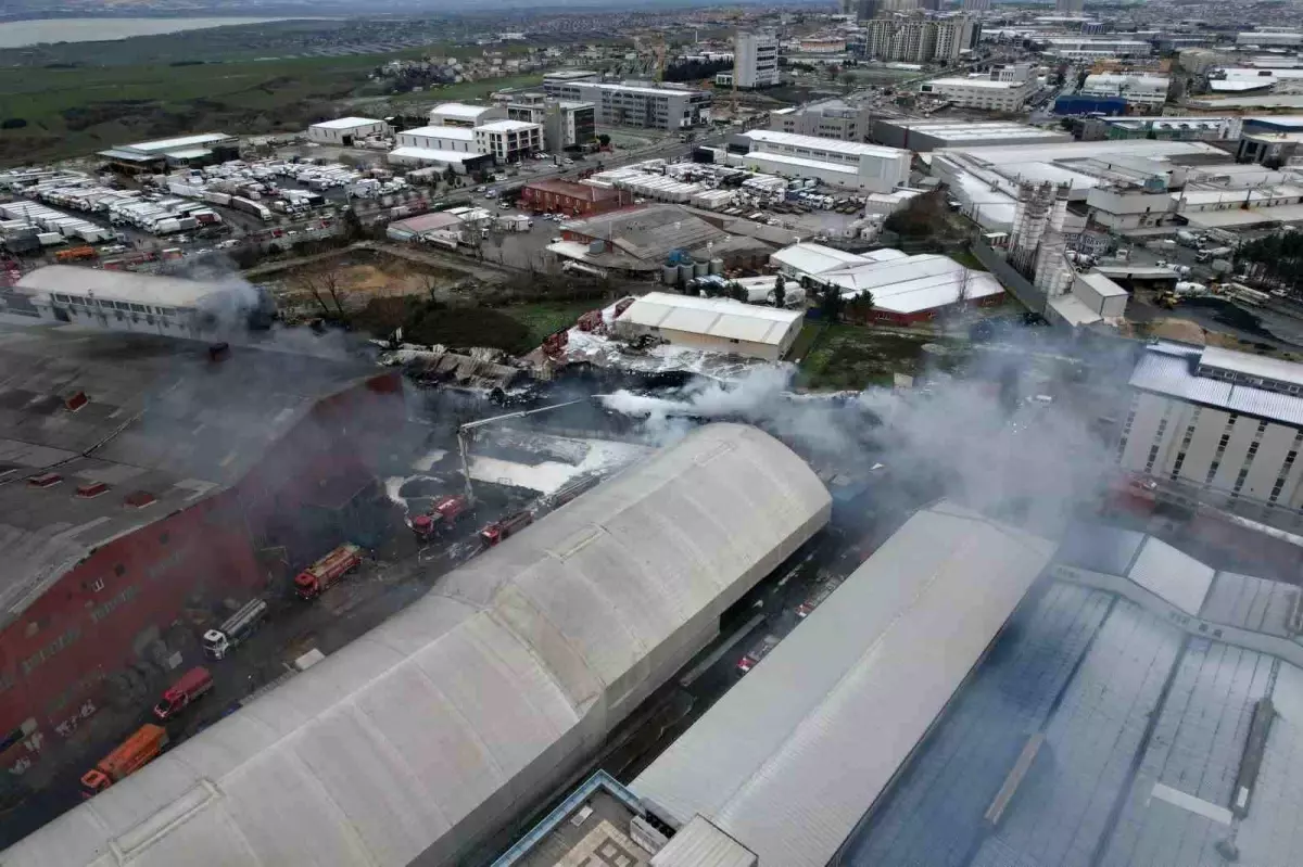 Esenyurt'ta devam eden fabrika yangını havadan görüntülendi