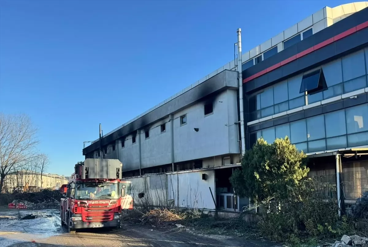 Esenyurt'ta fabrikada çıkan yangın söndürüldü