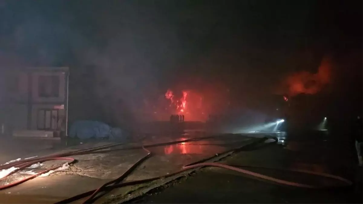 Esenyurt'ta hırdavat deposunda başlayan yangın geniş alana sıçradı