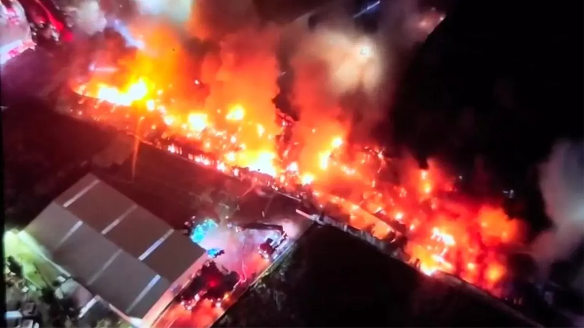 Esenyurt'taki fabrika yangını 4 saattir devam ediyor: Patlamalar peş peşe geldi