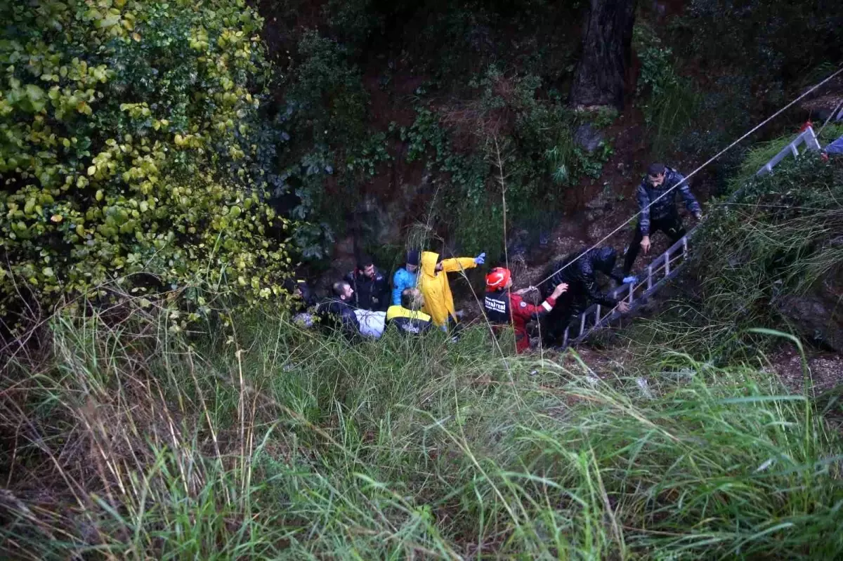 Fethiye'de otomobil uçuruma düştü