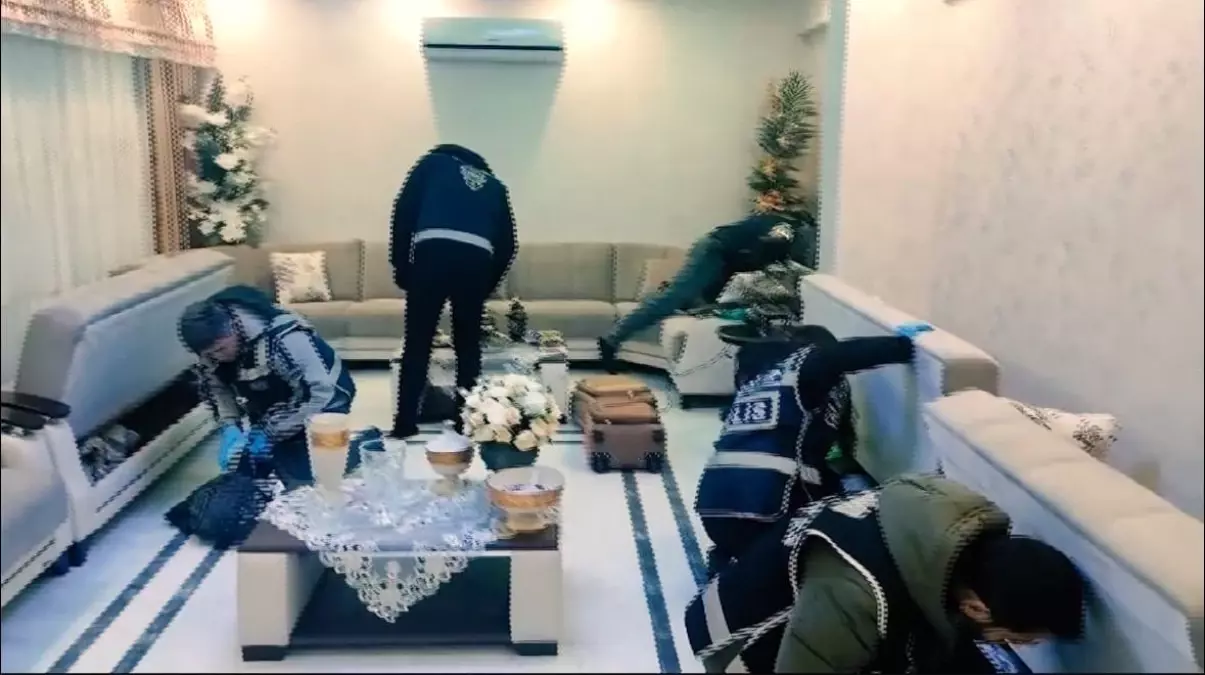 Gaziantep'te nitelikli dolandırıcılık operasyonu: 25 adet ruhsatsız silah ele geçirildi