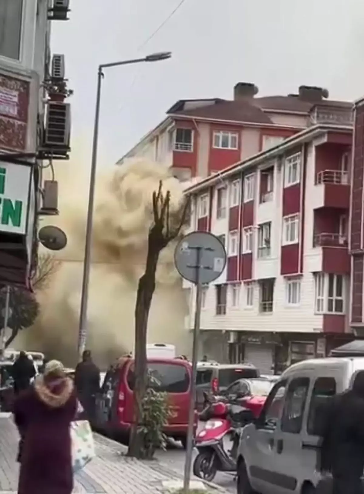 Gaziosmanpaşa'da spor salonunda çıkan yangın söndürüldü; 2 kişi dumandan etkilendi
