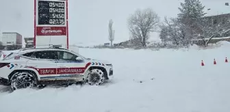 Gemerek'te kar yağışı etkili oluyor