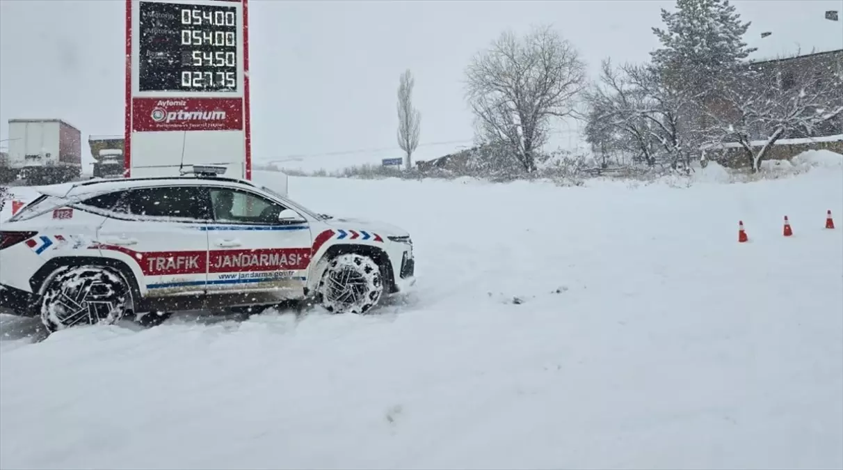 Gemerek'te kar yağışı etkili oluyor
