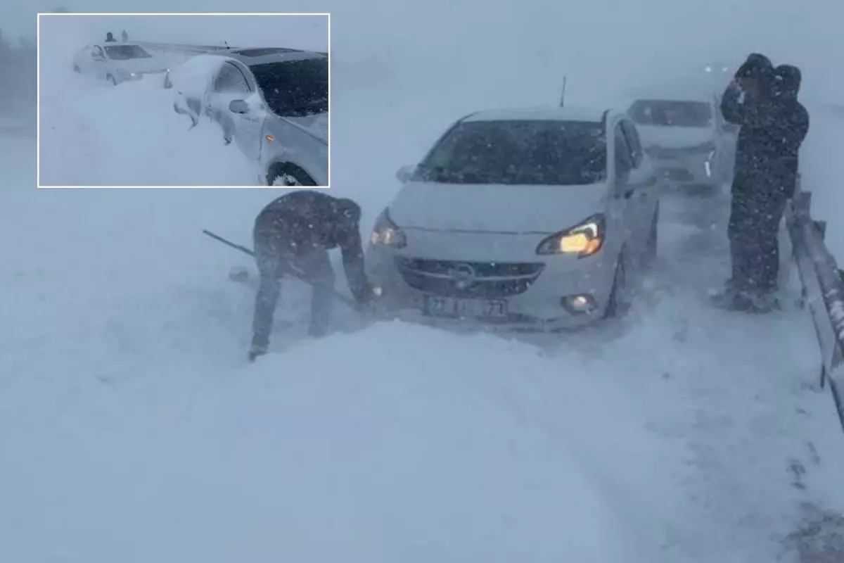 Göz gözü görmüyor! Sivas-Kayseri yolu kapandı