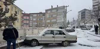 Gümüşhane'de araçların buzlu yolda kayması kameraya yansıdı