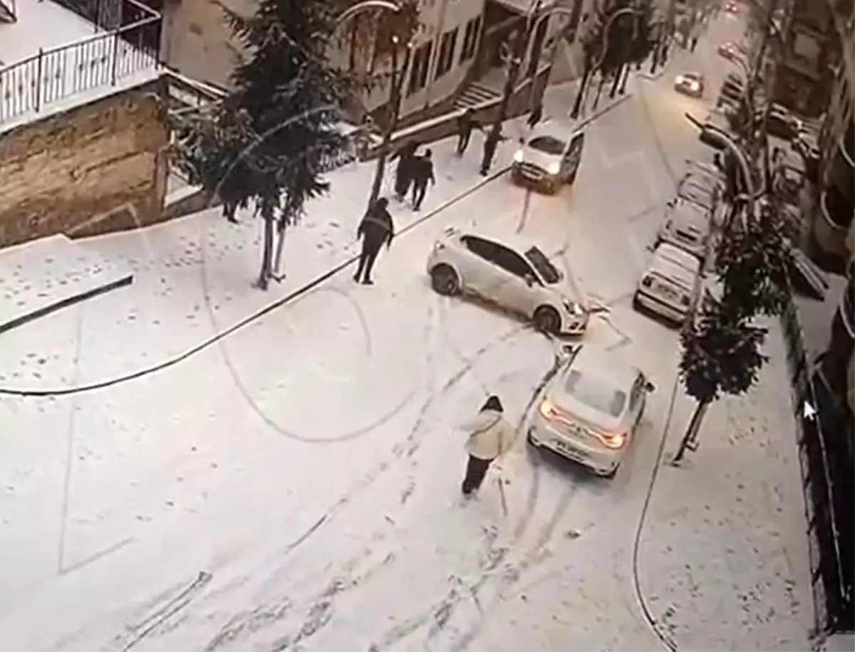 Gümüşhane'de buzlu yolda yokuş aşağı kayan araçlar kamerada