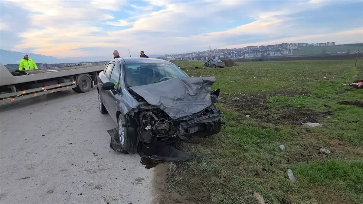 İnegöl'de 2 otomobil çarpıştı, 2 kişi yaralandı
