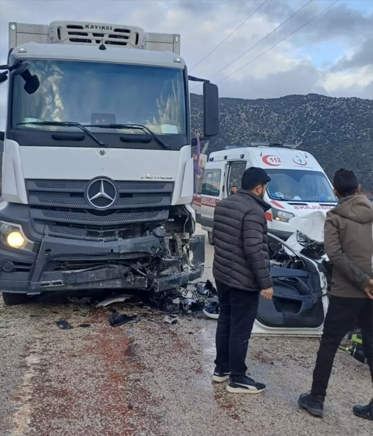 Isparta'da park halindeki kamyona çarpan otomobildeki 2 kişi öldü