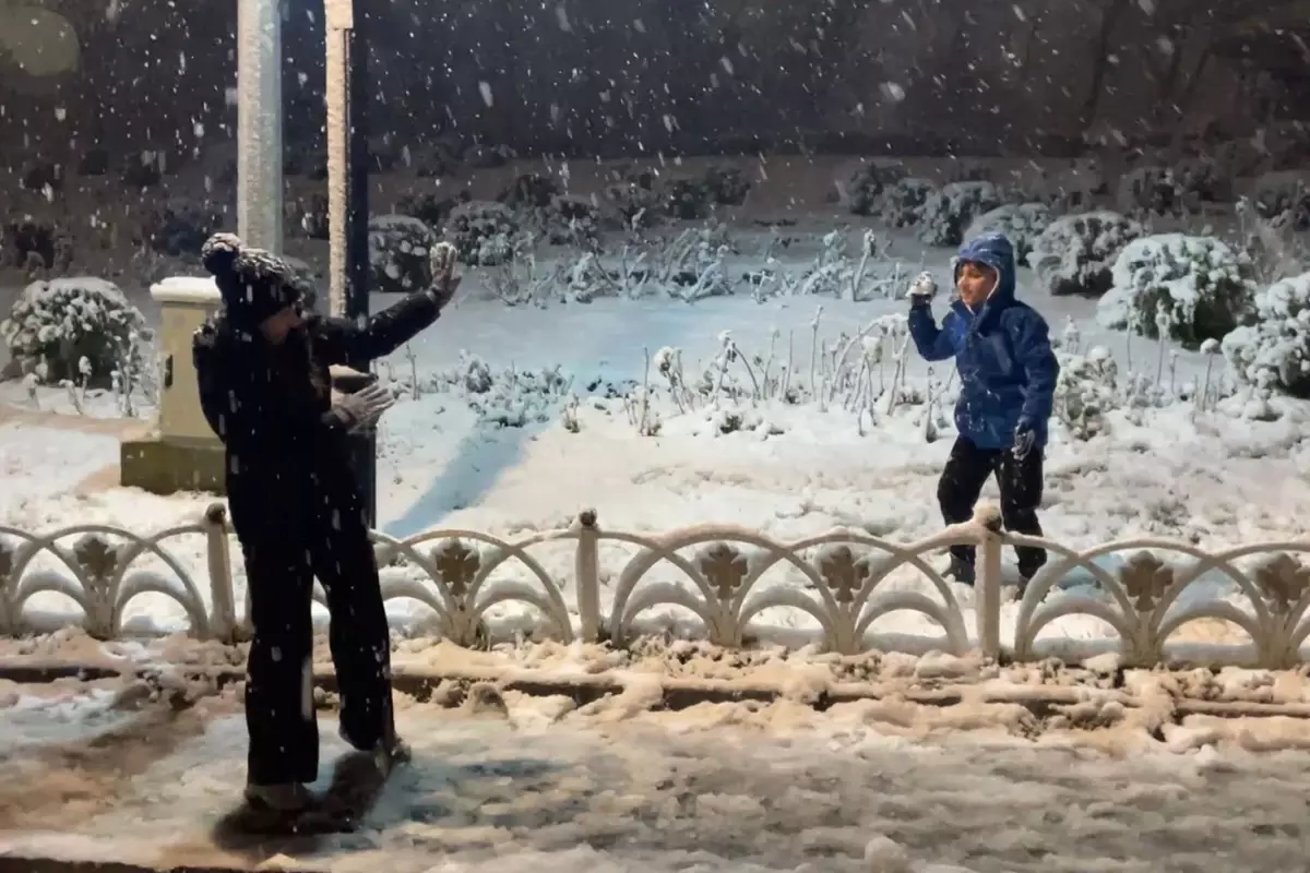 Görüntü İstanbul'dan! Bir anda beyaza büründü