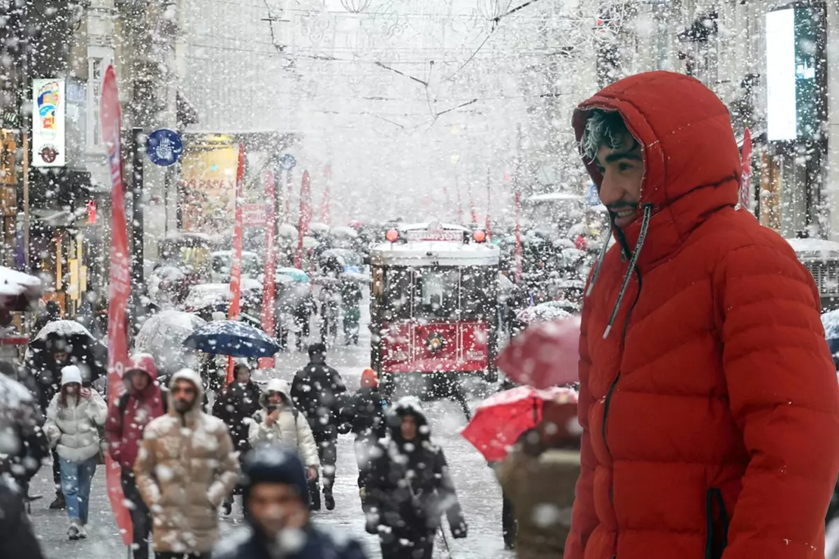 İstanbul'da kar yeniden başlayacak! Peş peşe uyarı geldi, saati de belli