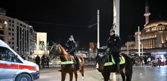 İstanbul'un işlek cadde ve meydanlarında yılbaşı hareketliliği