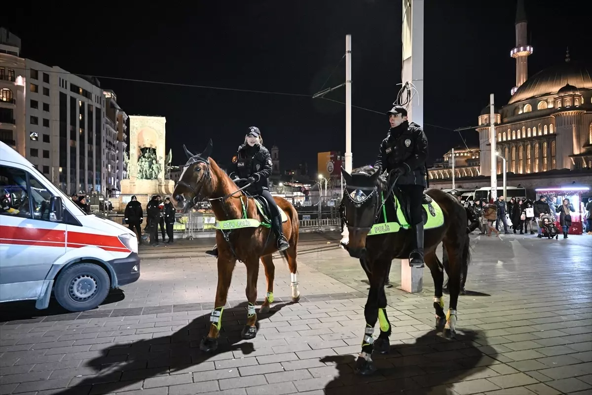 İstanbul'un işlek cadde ve meydanlarında yılbaşı hareketliliği